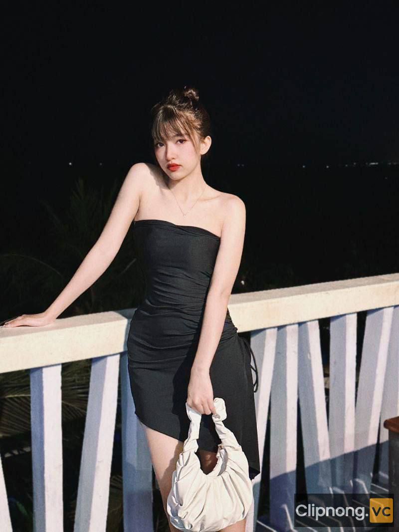 Hình ảnh váy đen sang chảnh của hot girl ngân baby